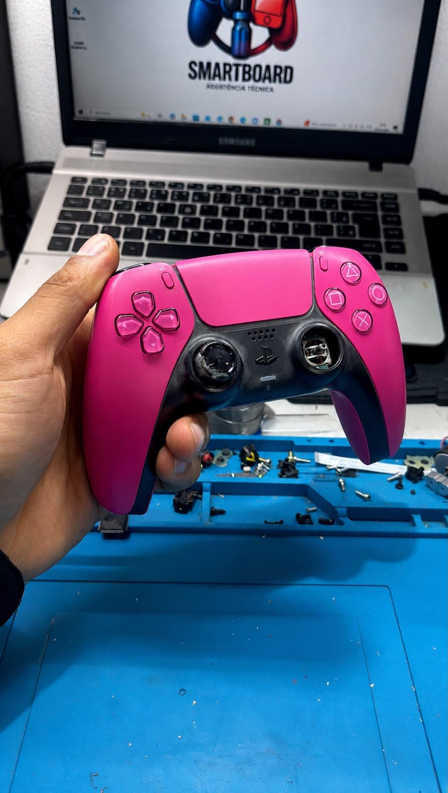 Controle DualSense (PS5) antes: Carcaça desgastada e drift nos analógicos