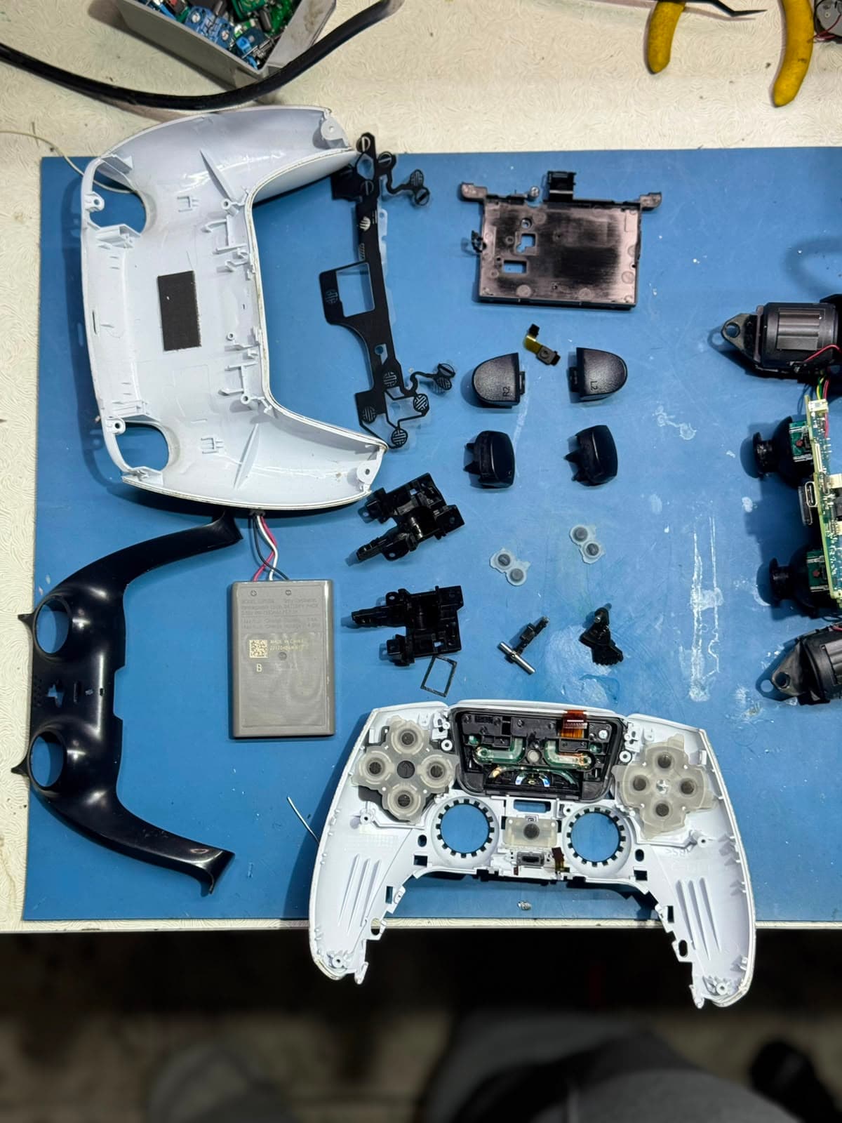 Controle DualSense (PS5) antes: Manutenção geral / troca de analógicos