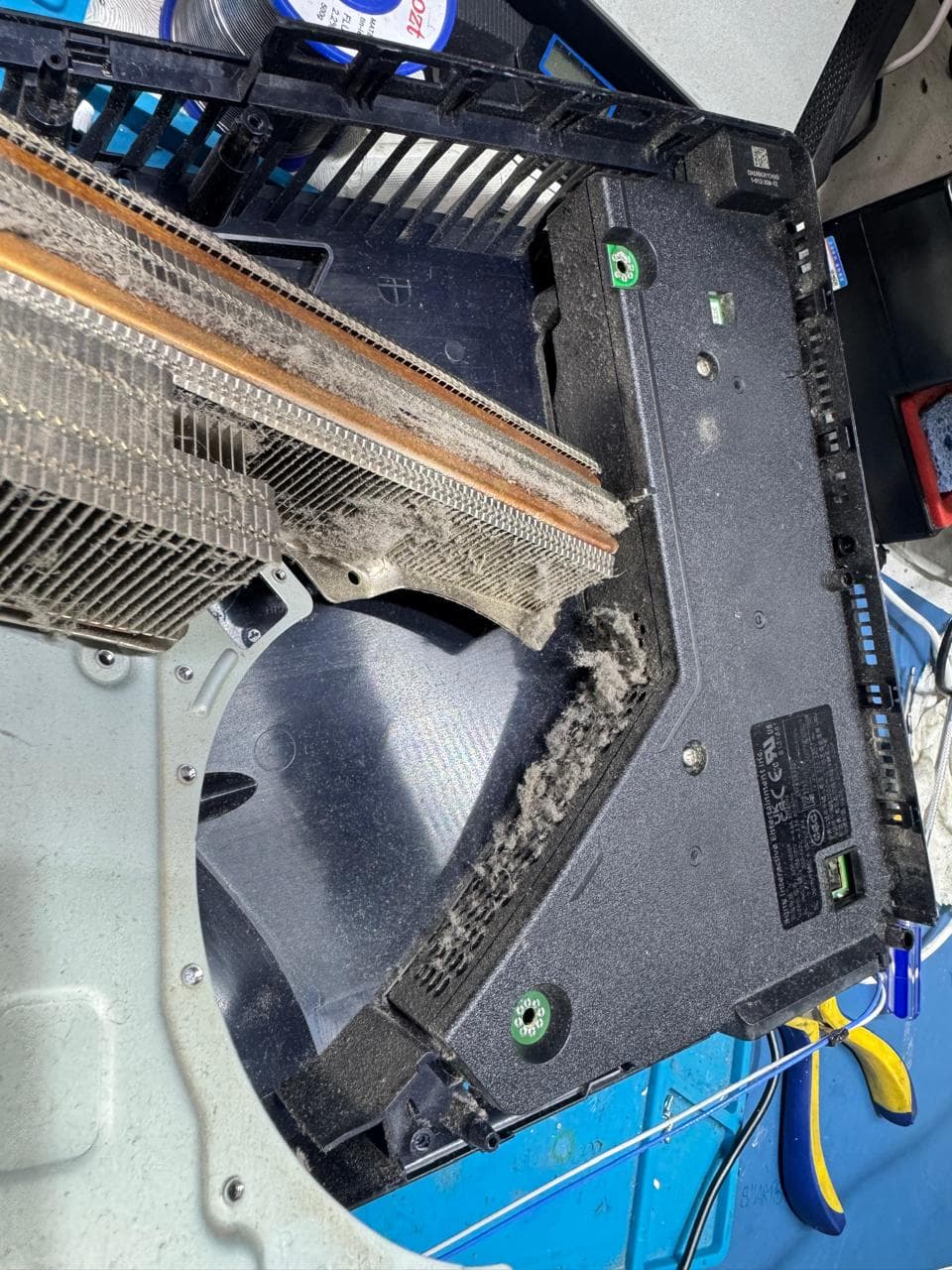 Console PS5 antes: Acúmulo de poeira no dissipador, causando superaquecimento e barulho na ventoinha