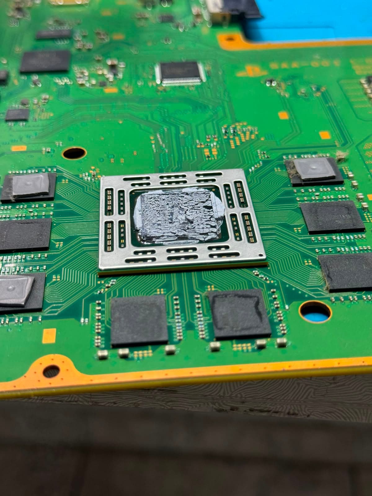 Console PS5 antes: Pasta térmica ressecada, causando superaquecimento