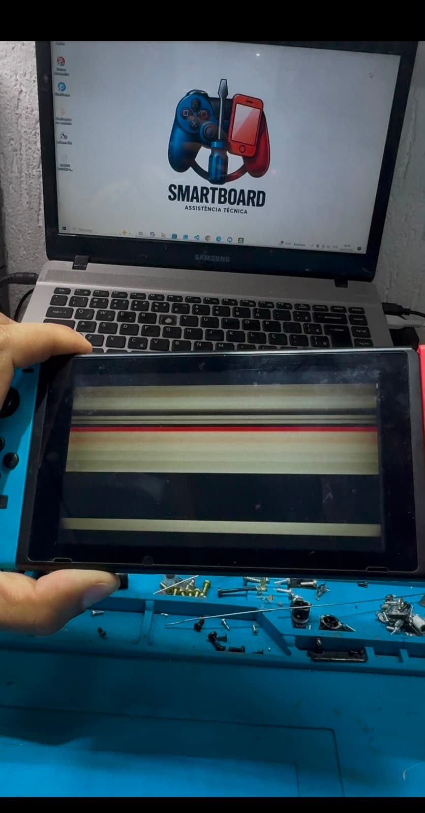 Nintendo Switch antes: Tela exibindo listras coloridas / falha de imagem
